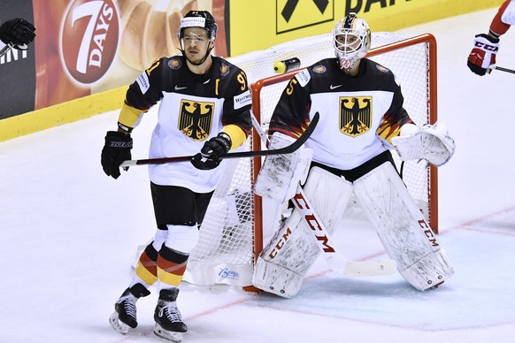 Moritz Müller (l.) mit Deutschlands Torhüter Mathias Niederberger bei der WM 2019.