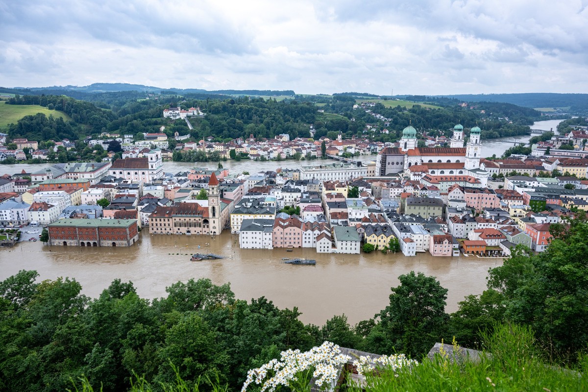04.06.2024, Bayern, Passau: Teile der Altstadt sind vom Hochwasser der Donau