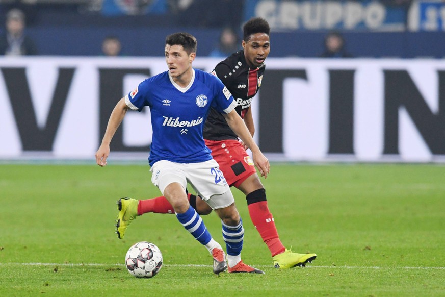 Alessandro Schoepf ( Schalke 04 ) im Zweikampf mit Wendell ( Bayer 04 Leverkusen ). 19.12.2018, Fussball, 1. Bundesliga, Schalke 04 vs Bayer 04 Leverkusen DFL REGULATIONS PROHIBIT ANY USE OF PHOTOGRAP ...