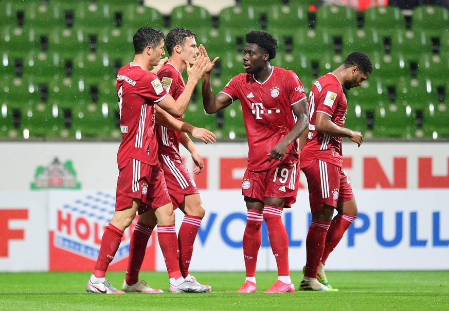 Fussball 0:1 Tor, Jubel, v.l. Torschuetze Robert Lewandowski, Benjamin Pavard, Alphonso Davies, Serge Gnabry Bayern Bremen, 16.06.2020, Fussball Bundesliga, SV Werder Bremen - FC Bayern Muenchen Breme ...