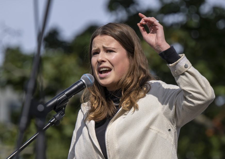 23.09.2022, Berlin: Klimaschutzaktivistin Luisa Neubauer spricht beim Klimastreik an die Teilnehmer. Die Klimaschutzbewegung Fridays For Future hat f