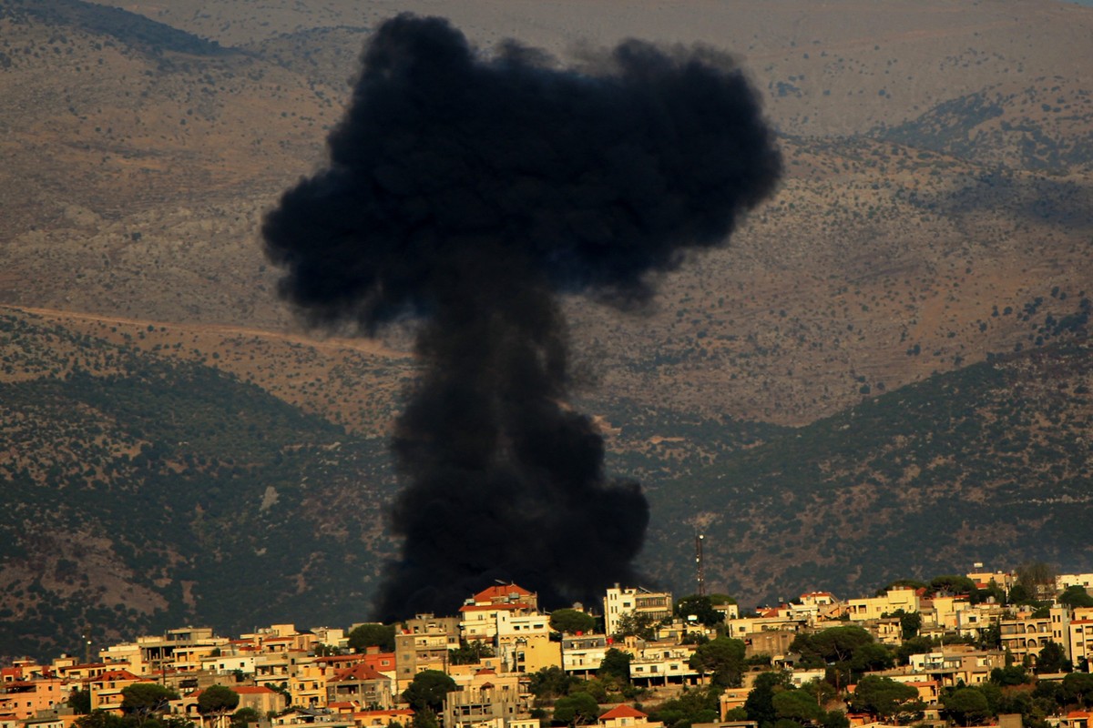 dpatopbilder - 23.08.2024, Libanon, Khiam: Schwarzer Rauch steigt nach einem israelischen Luftangriff