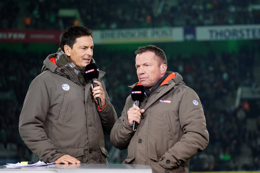 Diese beiden könnt ihr am Wochenende im Free-TV sehen: Sky-Moderator Sebastian Hellmann (l.) mit Lothar Matthäus.