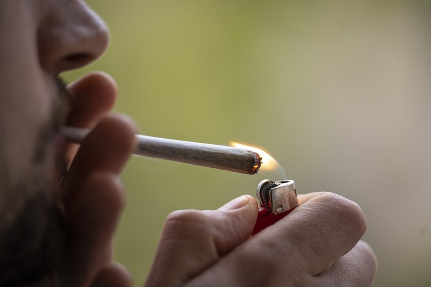 ARCHIV - 15.04.2023, Berlin: Ein Mann zündet sich einen Joint an. (zu dpa: «UN-Drogenkontrollrat: Cannabis-Freigabe widerspricht UN-Übereinkommen») Foto: Hannes P Albert/dpa +++ dpa-Bildfunk +++