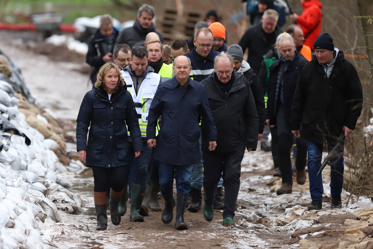 Sangerhausen-Oberröblingen, Sachsen-Anhalt, Deutschland, 04.01.2024: Bundeskanzler Olaf Scholz SPD, rechts in Gummistiefeln, Bundesumweltministerin Steffi Lemke Grüne, links, dahinter Ministerpräsiden ...