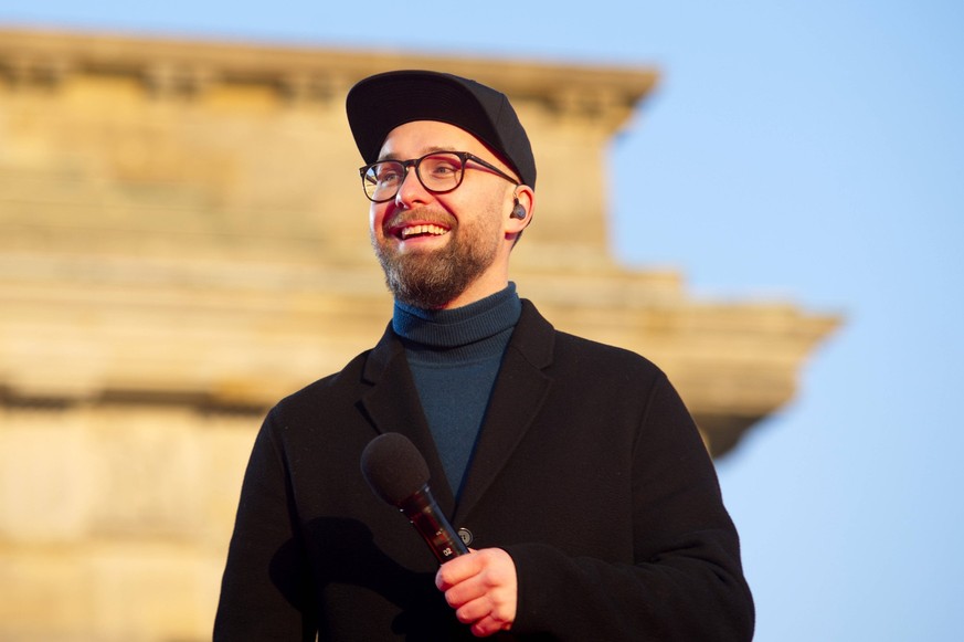 Mark Forster bei der Kundgebung und dem Friedenskonzert Sound Of Peace gegen den Krieg in der Ukraine am Brandenburger Tor. Berlin, 20.03.2022 *** Mark Forster at the rally and peace concert Sound Of  ...