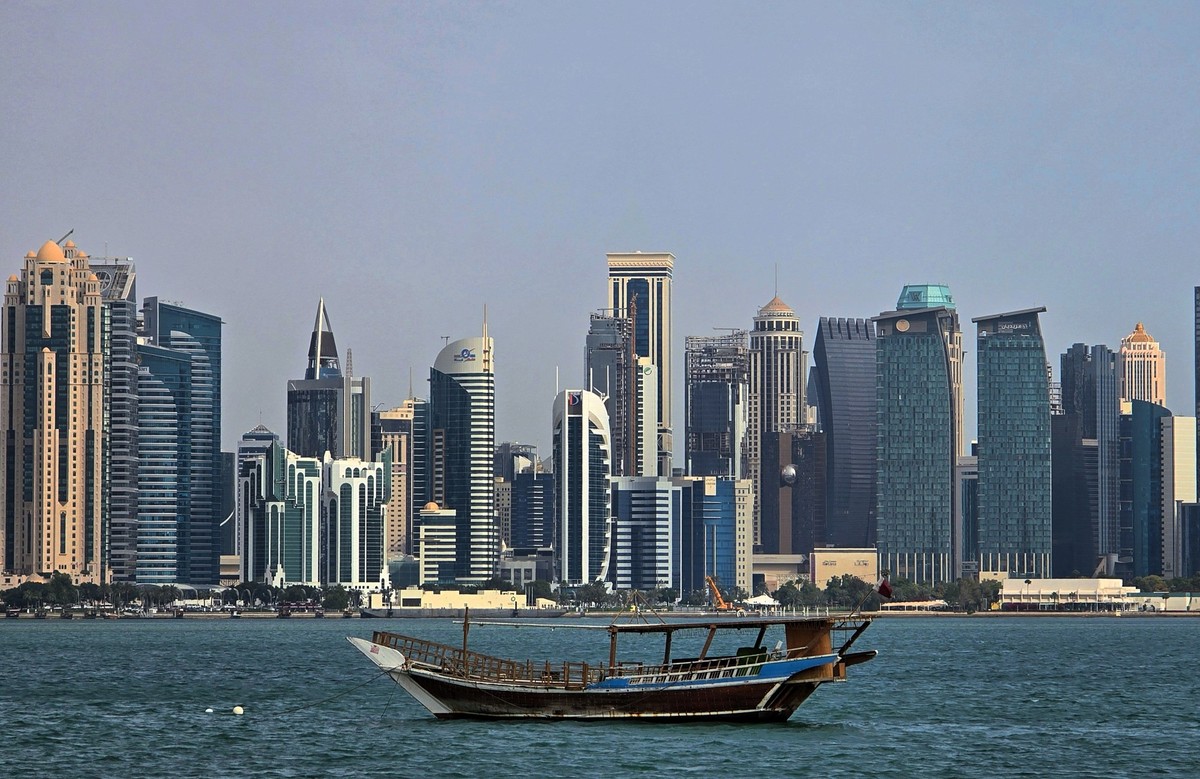 28.02.2025, Katar, Doha: Gesamtansicht eines Holzsegelboots, das in der Bucht von Doha, Katar, segelt. Foto: Yousef Masoud/SOPA Images via ZUMA Press Wire/dpa +++ dpa-Bildfunk +++