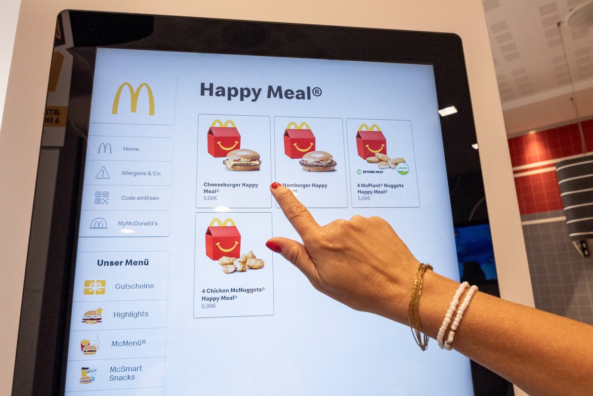 Auswahl eines Happy Meals am McDonalds-Terminal 10.07.25, Limburg an der Lahn: Symbolfoto, Illustrationsbild, Symbolbild, Illustrationsfoto, Alltagsszene Eine Frau wählt an einem digitalen Bestellterm ...