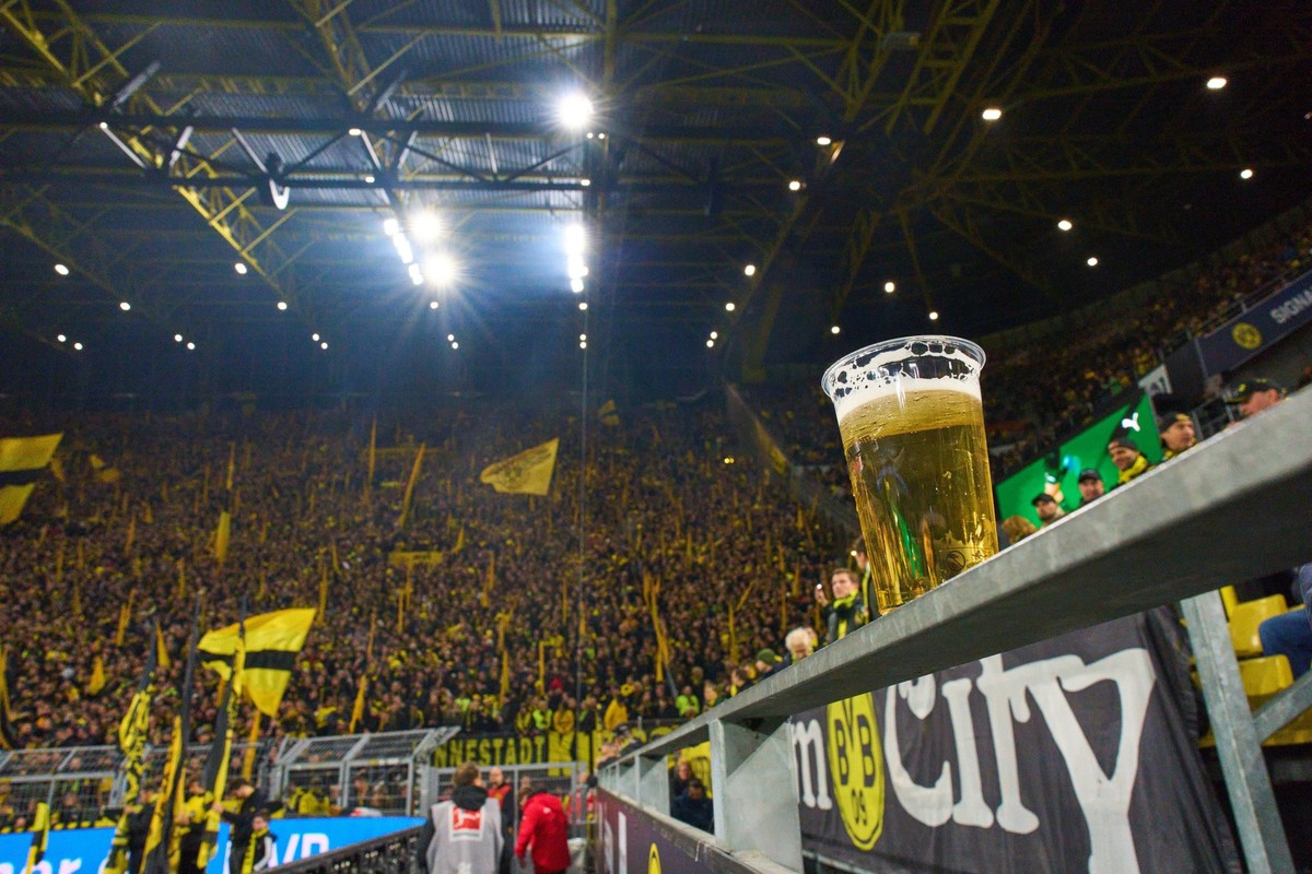 Bundesliga und Bier gehören für viele Fans untrennbar zusammen.
