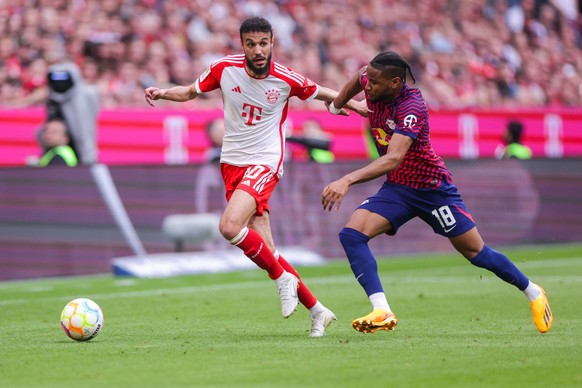 20.05.2023, Fussball, Saison 2022/2023, 1. Bundesliga, 33. Spieltag, FC Bayern München - RB Leipzig, v. l. Noussair Mazraoui FC Bayern München, Christopher Nkunku RB Leipzig, München Allianz Arena Bay ...