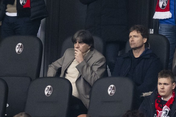 08.04.2023, Baden-Württemberg, Freiburg im Breisgau: Fußball: Bundesliga, SC Freiburg - Bayern München, 27. Spieltag, Europa-Park Stadion. Joachim Löw (l) und Marcus Sorg (r) sitzen auf der Tribüne. F ...