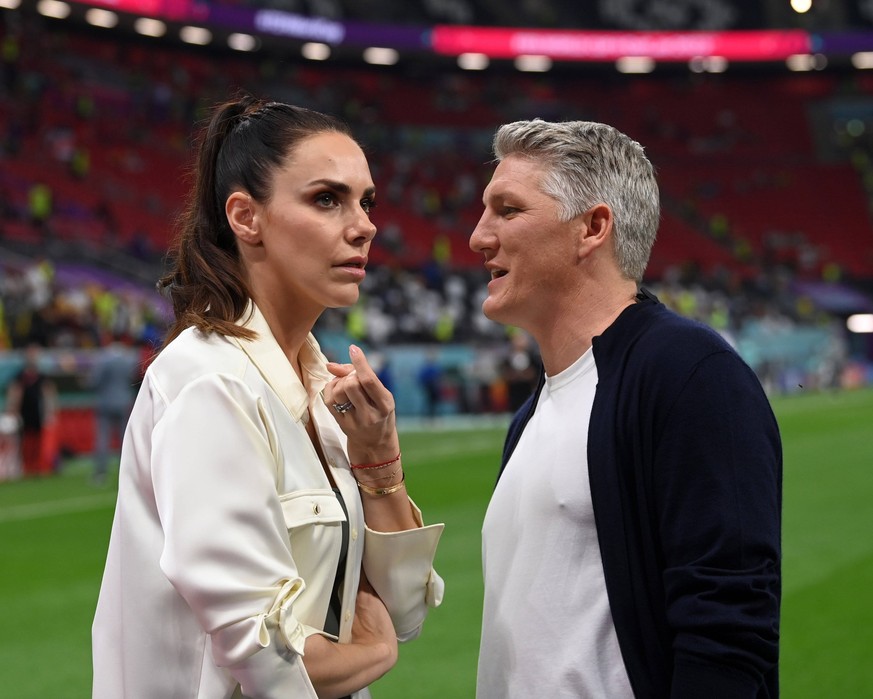 Fussball, Herren, Saison 2022/23, WM in Katar, Gruppe E 3. Spieltag, Costa Rica - Deutschland im Al-Bayt Stadium in Al-Khor, v. l. Moderatorin Esther Sedlaczek ARD, Experte Bastian Schweinsteiger ARD, ...