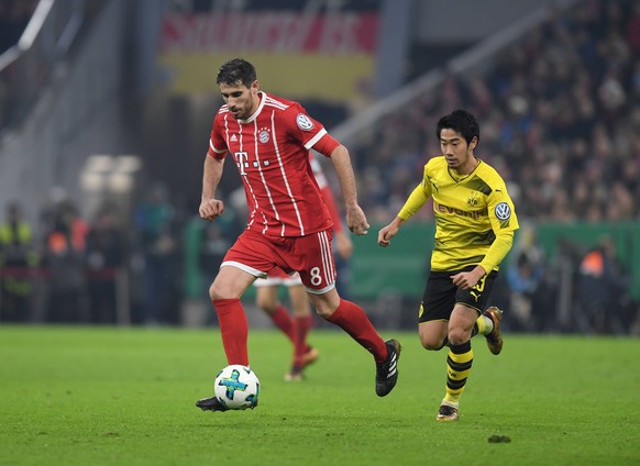 20.12.2017, Fussball GER, DFB Pokal 2017/18, Achtelfinale, FC Bayern Muenchen - Borussia Dortmund, Javier Martinez (Bayern Muenchen), Shinji Kagawa (Borussia Dortmund), v.li. *** 20 12 2017 football G ...