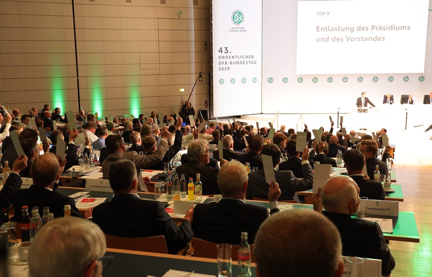 firo : 27.09.2019, Fußball,DFB, Deutscher Fußball Bund,Saison 2019/2020, DFB-Bundestag 2019 im Congress Center Messe Frankfurt Entlastung des Präsidiums und des Vorstandes, Abstimmung, Stimmkarten