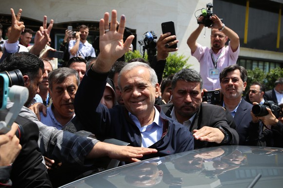 ARCHIV - 28.06.2024, Iran, Teheran: Der reformorientierte Kandidat für die iranischen Präsidentenwahlen, Massud Peseschkian (M), winkt den Medien zu. (zu dpa: «Stichwahl im Iran: Reformkandidat tritt  ...