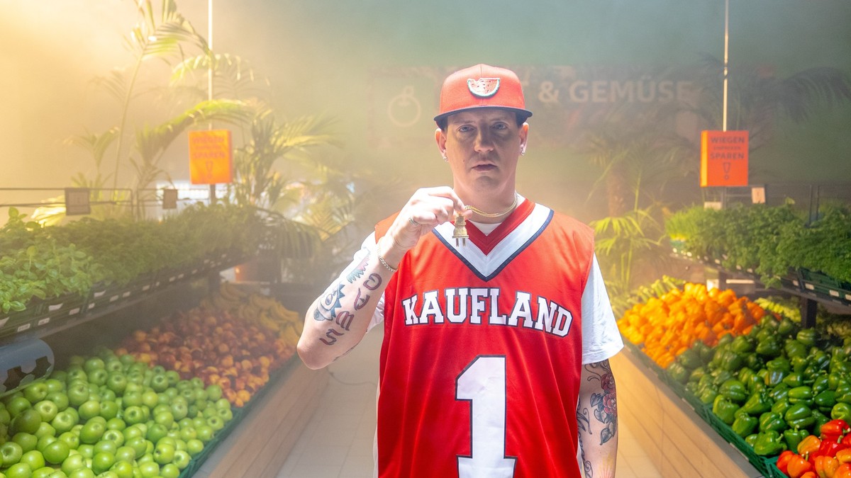 Im Video rappt sich Money Boy als "Fresh Boy" durch die Obst- und Gemüseabteilung einer Kaufland-Filiale. / Weiterer Text über ots und www.presseportal.de/nr/111476 / Die Verwendung dieses B ...