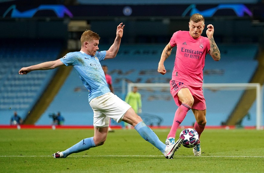 Sport Bilder des Tages Manchester City v Real Madrid - UEFA Champions League - Round of 16 - Second Leg - Etihad Stadium Manchester City s Kevin De Bruyne left and Real Madrid s Toni Kroos battle for  ...