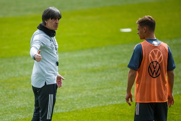 Joachim Loew (Trainer / Deutschland) gibt Joshua Kimmich (Deutschland) Anweisungen, Trainingslager Seefeld, Deutsche Nationalmannschaft, Fussball, 04.06.2021 DFB regulations prohibit any use of photog ...