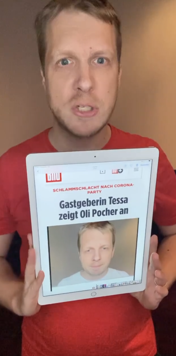 Oliver Pocher präsentiert den Bericht, in der steht, dass er nun Post vom Anwalt bekommt.