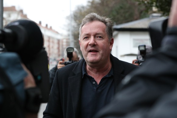 10.03.2021, Gro�britannien, London: Piers Morgan spricht zu Reportern vor seinem Haus in Kensington, im Zentrum Londons. Nach Beschwerden �ber seine Kritik an Meghan k�ndigte der britische Journalist  ...