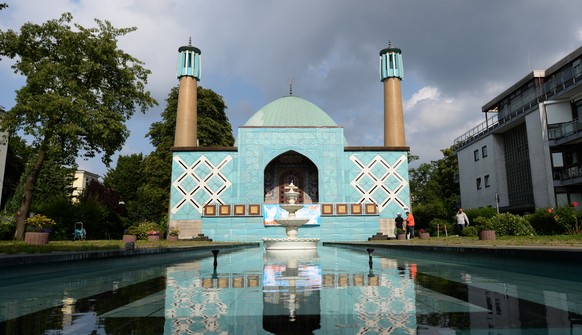 ARCHIV - 14.07.2014, Hamburg: Die blaue Moschee wird vom Islamischen Zentrum Hamburg (IZH) betrieben, das vom Landesamt f