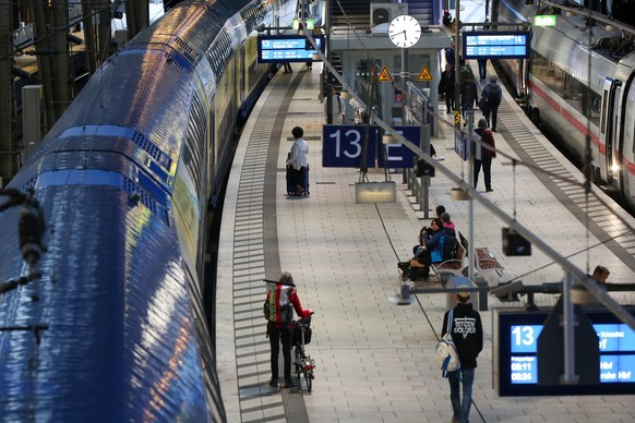 15.05.2023, Hamburg: Z�ge stehen im Hamburger Hauptbahnhof. Nach der Absage des zweit�gigen�Warnstreiks sind die Z�ge laut Angaben der Deutschen Bahn am Montagmorgen �weitgehend� wie geplant gefahren. ...