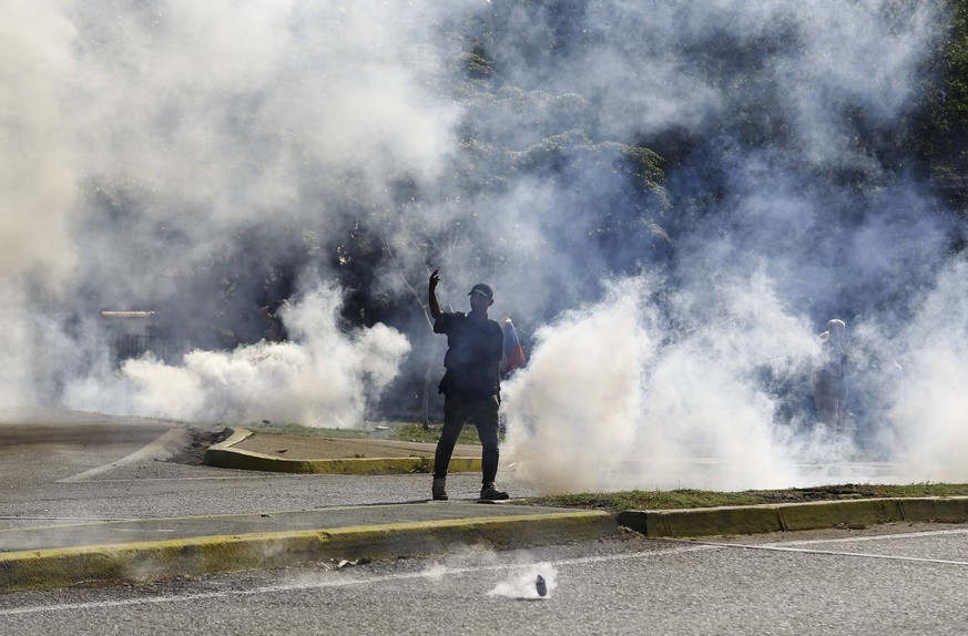 April 30, 2019 - Valencia, Carabobo, Venezuela - April 30, 2019. The venezuelans star a new protest against Maduro. The interim president Juan Guaido call to take the street in all Venezuela. This pho ...