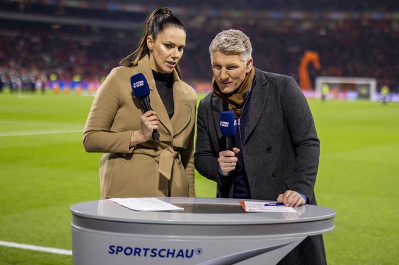 ARD Moderatorin Esther Sedlaczek und ARD Experte Bastian Schweinsteiger Niederlande - Deutschland Netherlands - Germany 29.03.2022, Fussball DFB, Saison 2021/22 Foto: Moritz Müller *** ARD presenter E ...