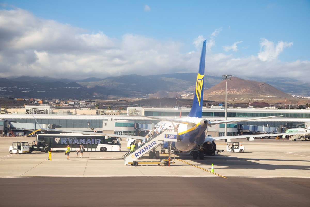 Boeing in Tenerife Norte Flughafen TFN. Reina Sofia Airport, Tenerife, Spain 12. 11.2024. Terminal building at Reina Sofia Tenerife South. planes stand on the tarmac LicenseRM Copyright: xZoonar.com/E ...