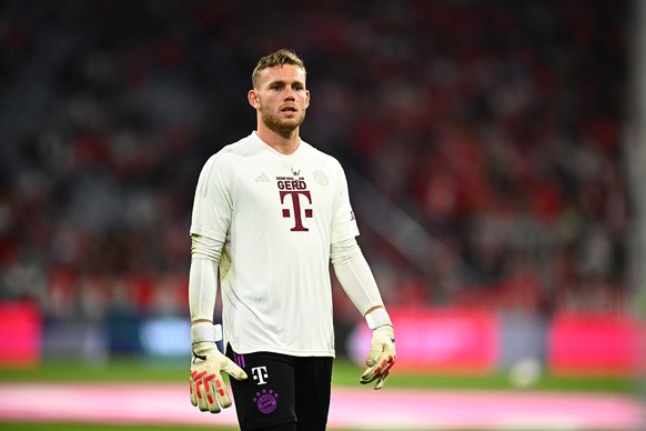 15.09.2023, Bayern, M�nchen: Fu�ball: Bundesliga, Bayern M�nchen - Bayer Leverkusen, 4. Spieltag, Allianz Arena. M�nchens Torwart Daniel Peretz w�rmt sich vor dem Spiel auf. WICHTIGER HINWEIS: Gem�� d ...