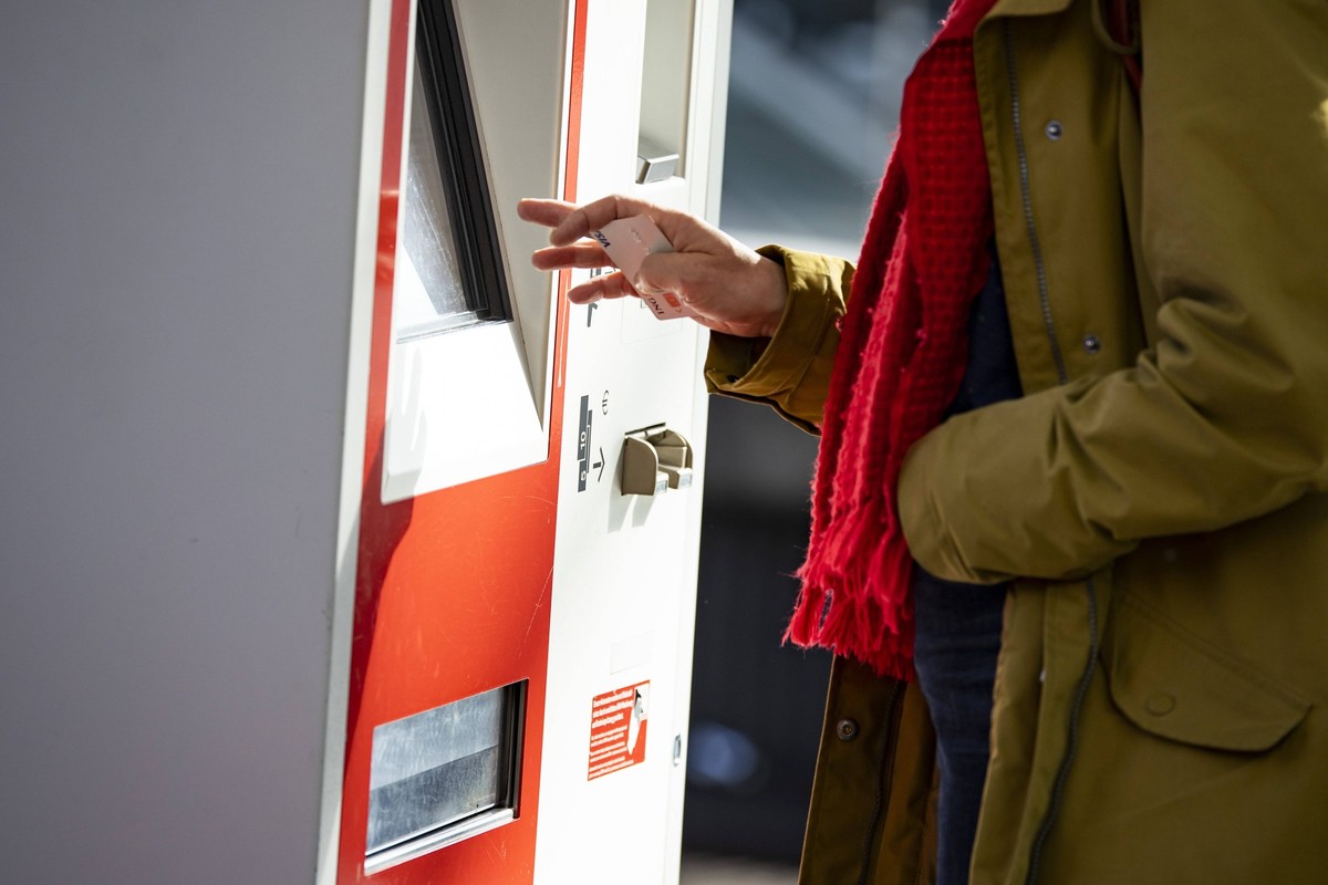 Eine Reisende am Ticketautomat am Hauptbahnhof in Berlin am 9. Oktober 2022. Am Samstag gab eine mehrstuendige Unterbrechung des Zugverkehrs in Norddeutschland auf Grund einer angeblichen Sabotage an  ...