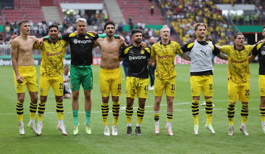 12.08.2023, Fussball DFB-Pokal, 1. Hauptrunde, TSV Schott Mainz - Borussia Dortmund, emonline, emspor, v.l., Nico Schlotterbeck Borussia Dortmund, Emre Can Borussia Dortmund, Torwart Alexander Meyer B ...