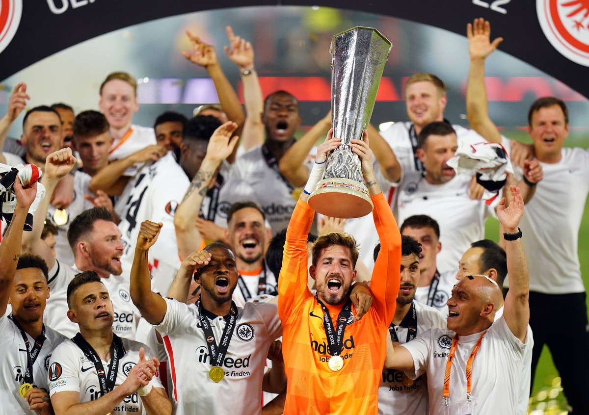 Sport Bilder des Tages Eintracht Frankfurt v Rangers - UEFA Europa League - Final - Estadio Ramon Sanchez-Pizjuan Eintracht Frankfurt goalkeeper Kevin Trapp celebrates with the trophy following the UE ...