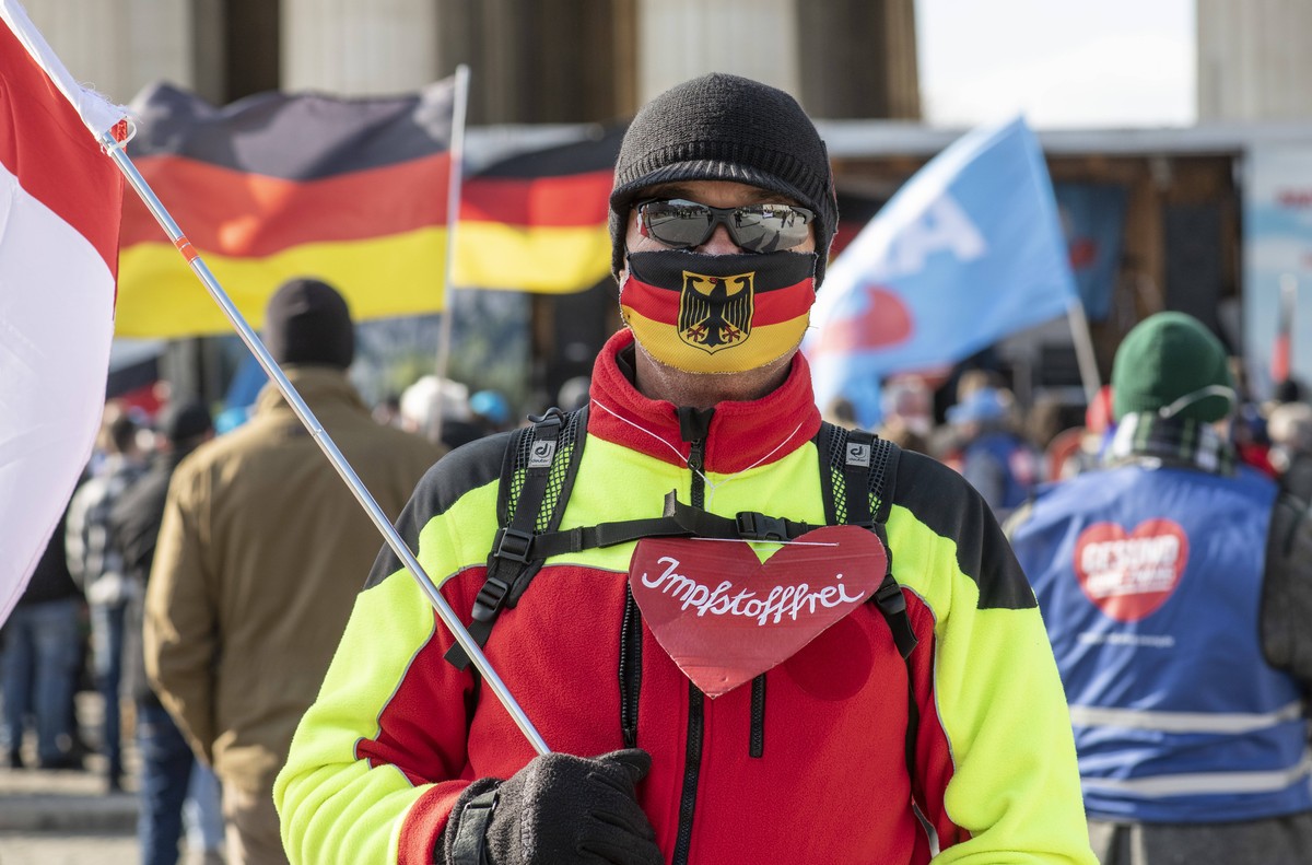 Demonstrant, Impfgegner bei AfD Kundgebung, Motto Gesund ohne Zwang, auf dem K�nigsplatz, u.a. gegen Impfpflicht, M�nchen 5. M�rz 2022 nachmittags DEU, Deutschland, M�nchen, 5. M�rz 2022, AfD Corona K ...