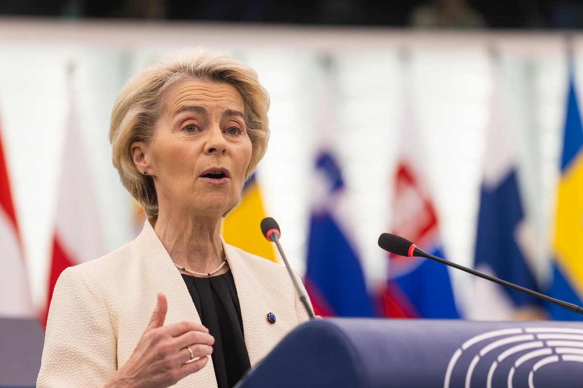 ARCHIV - 07.05.2025, Frankreich, Straßburg: Ursula von der Leyen (CDU), Präsidentin der Europäischen Kommission, steht im Gebäude des Europäischen Parlaments und spricht. Auf der Tagesordnung steht un ...