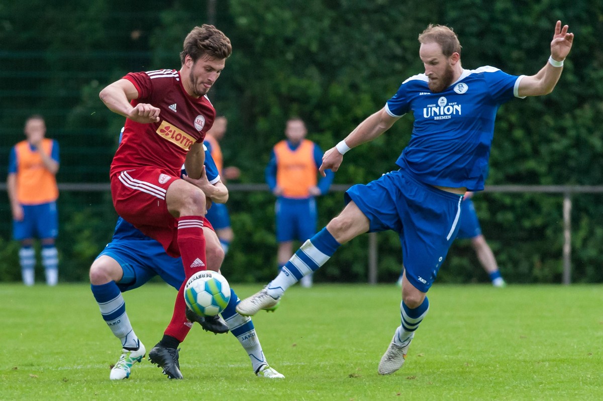 v.li.: Hendrik Weydandt (1. FC Germania Egestorf-Langreder, 29) im Zweikampf mit Ole Laabs (Bremer SV, BSV, 19), Fussball, Relegation zur Regionalliga Nord, Bremer SV - 1. FC Germania Egestorf-Langred ...