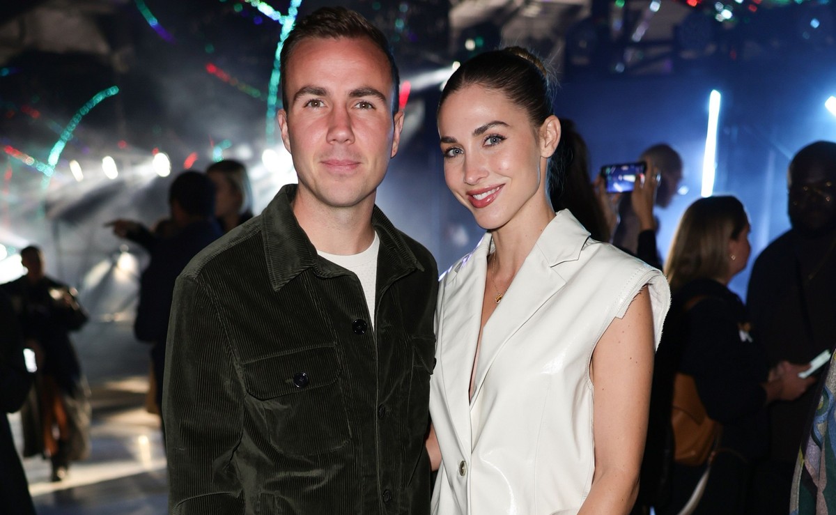 MILAN, ITALY - SEPTEMBER 22: Mario Götze and Ann-Kathrin Götze are seen at the Boss Fashion Show during the Milan Fashion Week Womenswear Spring/Summer 2023 on September 22, 2022 in Milan, Italy. (Pho ...
