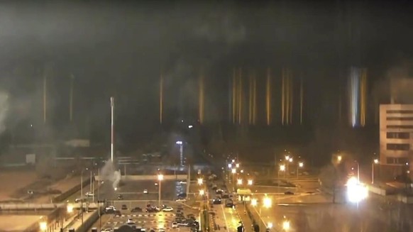 Kameraaufnahme des Atomkraftwerks Saporischschja in der Nacht auf Freitag, den 4. März 2022.