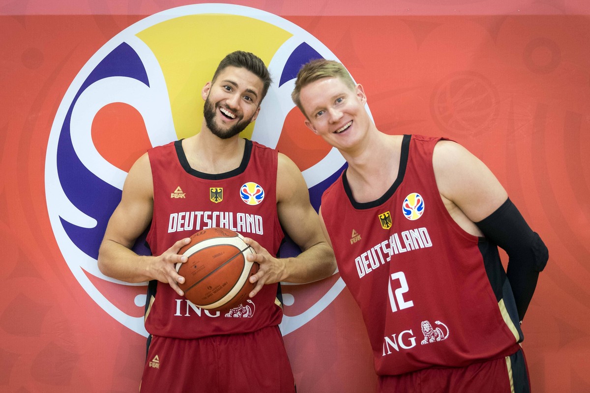 Basketball Shenzhen 30.09.2019 FIBA Basketball Weltmeisterschaften World Cup WM Training Deutschland FIBA Media Shooting Maximilian Kleber (Deutschland, No.24) Robin Benzing (Deutschland, No.12) *** B ...
