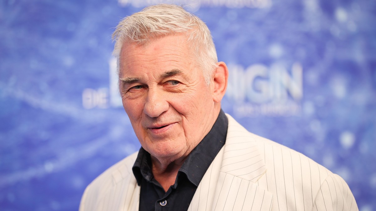 ARCHIV - 08.11.2021, Hamburg: Heinz Hoenig, Schauspieler, kommt zur Deutschlandpremiere des Disney-Musicals &quot;Die Eisk