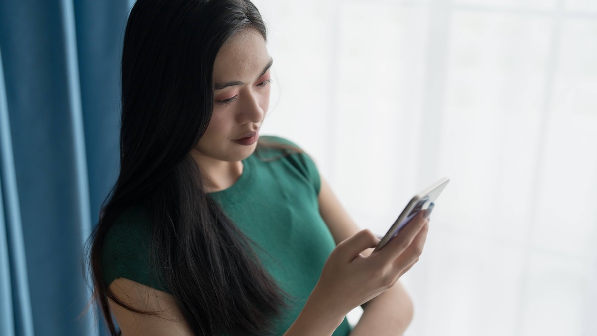 Asiatische Frau nutzt Smartphone College Handy süchtig verbringen Zeit überprüfen Nachrichten Technologie E-Commerce-Konzept Asiatische Frau nutzt Smartphone College Handy süchtig verbringen Zeit über ...