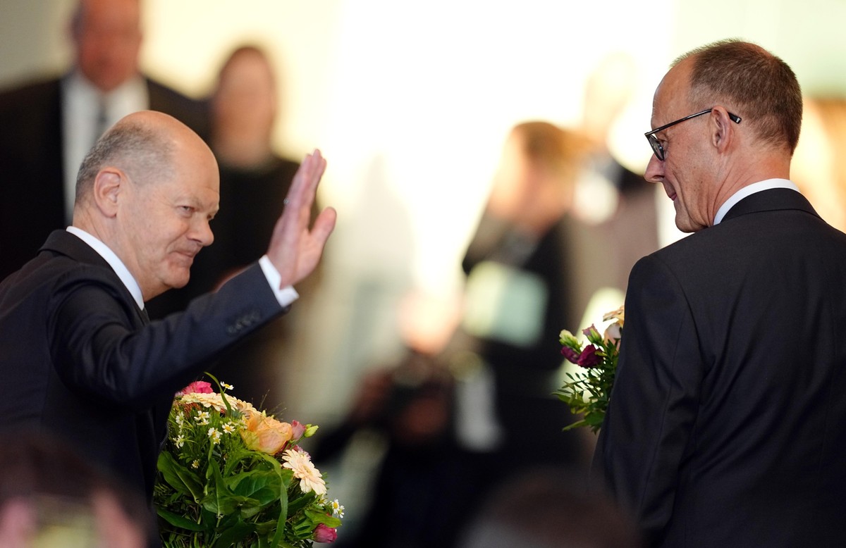 dpatopbilder - 06.05.2025, Berlin: Olaf Scholz (l, SPD), ehemaliger Bundeskanzler, und der neu gew�hlte Bundeskanzler Friedrich Merz (CDU) w�hrend der Amts�bergabe im Bundeskanzleramt. Foto: Kay Nietf ...