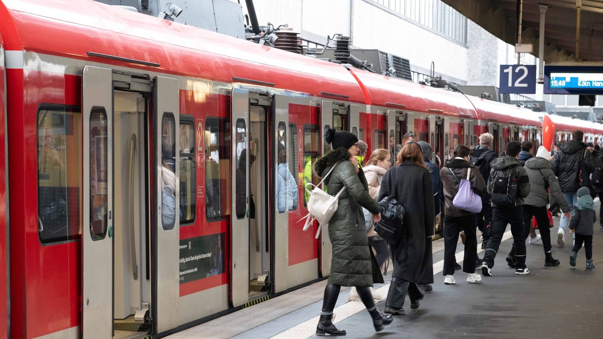 Fahrgaesten steigen aus einer Bahn aus, am Essener Hauptbahnhof, allgemein, feature, Randmotiv, Symbolfoto Themenfoto: Streik der Gewerkschaft GDL am 08.12.2023 am Hauptbahnhof Essen. *** Passengers g ...