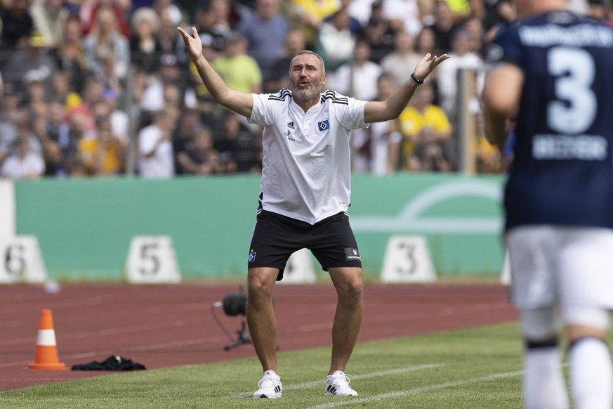 HSV-Coach Tim Walter echauffiert sich bei der Erstrunden-Partie gegen die SpVgg Bayreuth.