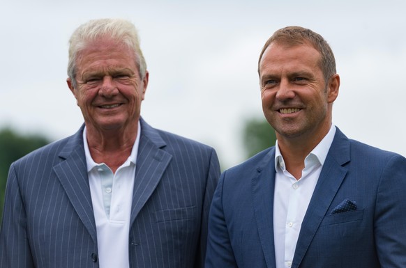 Dietmar Hopp, Gesellschafter des Bundesligisten TSG 1899 Hoffenheim (l), und der neue Geschäftsführer Hansi Flick stehen am 28.06.2017 in Zuzenhausen (Baden-Württemberg) auf einem Trainingplatz zusamm ...