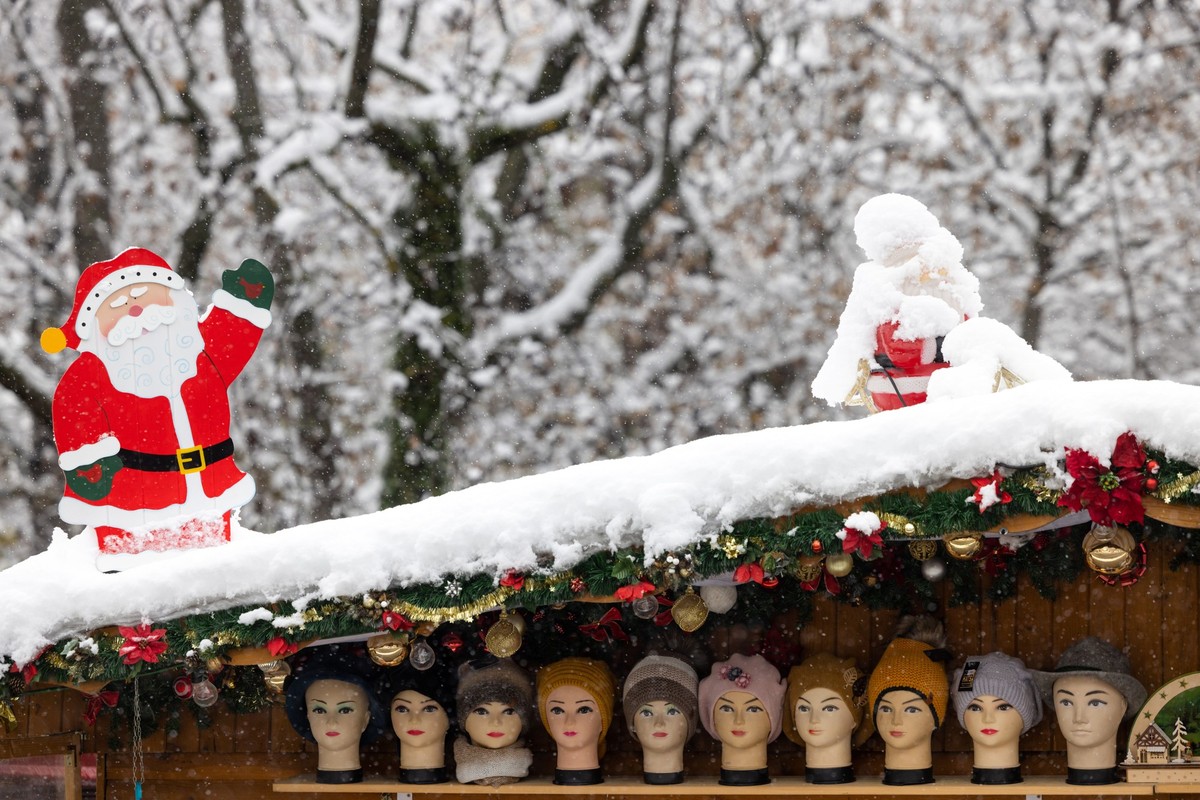 02.12.2022, Thüringen, Erfurt: Schnee liegt auf einer Hütte auf dem Weihnachtsmarkt. Der Wintereinbruch führt zu Verkehrsproblemen auf Thüringer Straßen. Foto: Michael Reichel/dpa +++ dpa-Bildfunk +++