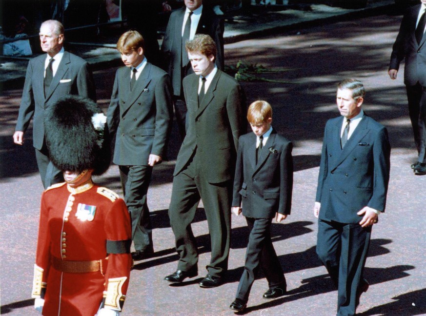 Der 15-jährige William und sein 12-jähriger Bruder Harry liefen bei der Beerdigung von Prinzessin Diana hinter ihrem Sarg. 