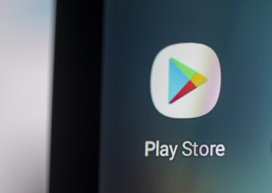 ARCHIV - 28.04.2021, Berlin: Auf dem Bildschirm eines Smartphones sieht man das Logo der App Play Store des US-amerikanischen Unternehmens Google. Google ist in den USA zur Zahlung von 700 Millionen D ...