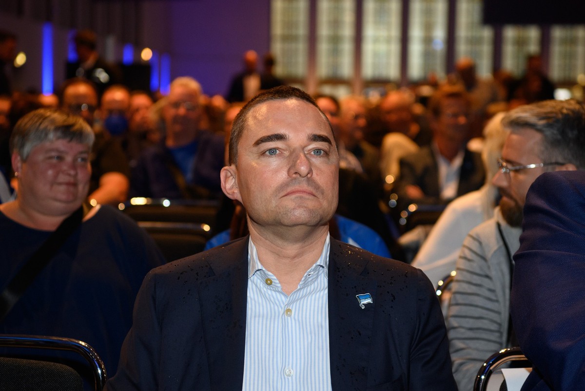 29.05.2022, Berlin: Fu�ball: Bundesliga, Hertha BSC, Mitgliederversammlung in der Messe Berlin. Unternehmer Lars Windhorst wartet auf den Beginn der Veranstaltung (zu dpa: Ende der Zusammenarbeit: Win ...