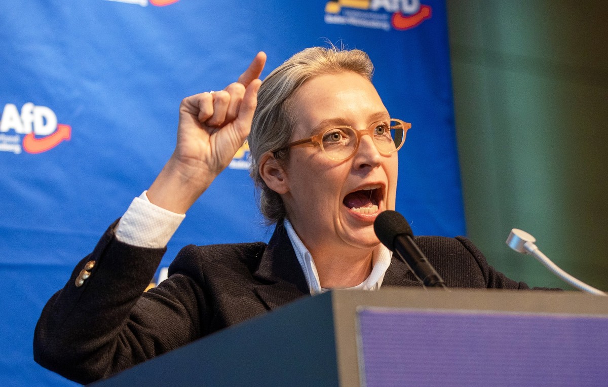 24.02.2024, Baden-Württemberg, Rottweil: Alice Weidel, Bundessprecherin der AfD, spricht während des AfD-Landesparteitags in der Stadthalle zu Parteimitgliedern. Der Sonderparteitag der Südwest-AfD ko ...